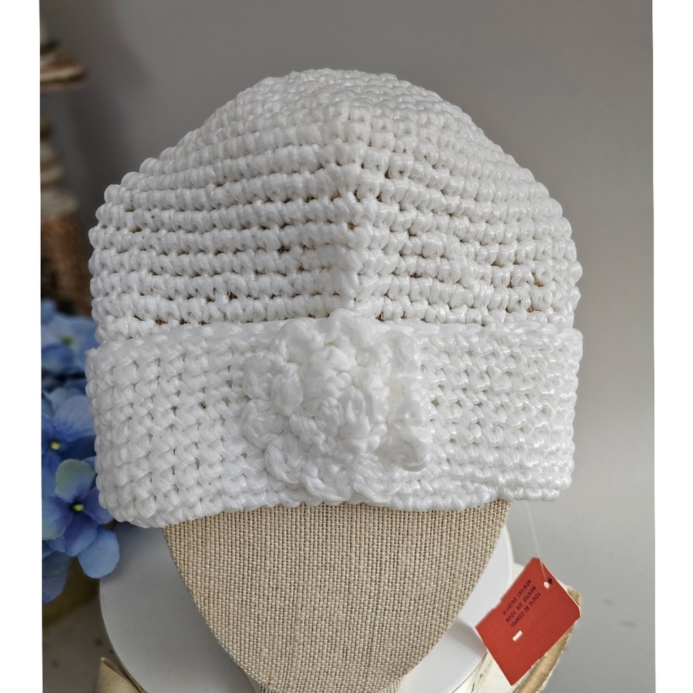Vintage White Millenary Knit Flower DecVintage White Millenary Knitor Winter Hat